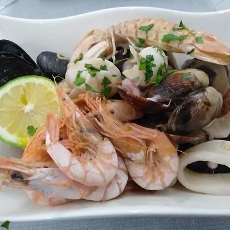 Brezza Marina & Ristorante Shoreline Bed & Breakfast 4*