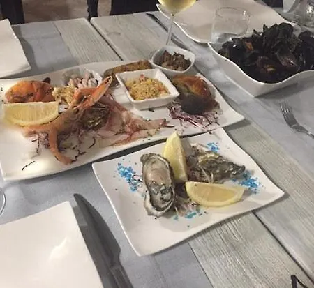 Brezza Marina & Ristorante Shoreline Bed & Breakfast 3*