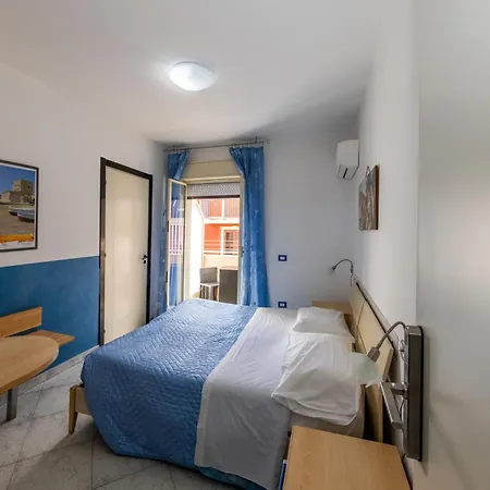 Brezza Marina & Ristorante Shoreline 4*